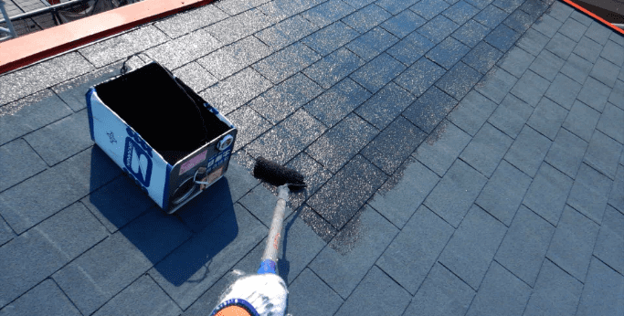 屋根塗装工事の様子