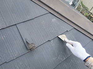 スレート屋根の縁切り作業
