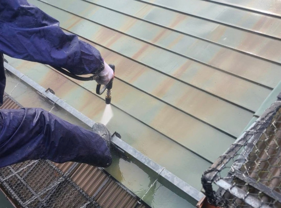 屋根塗装前の高圧洗浄作業