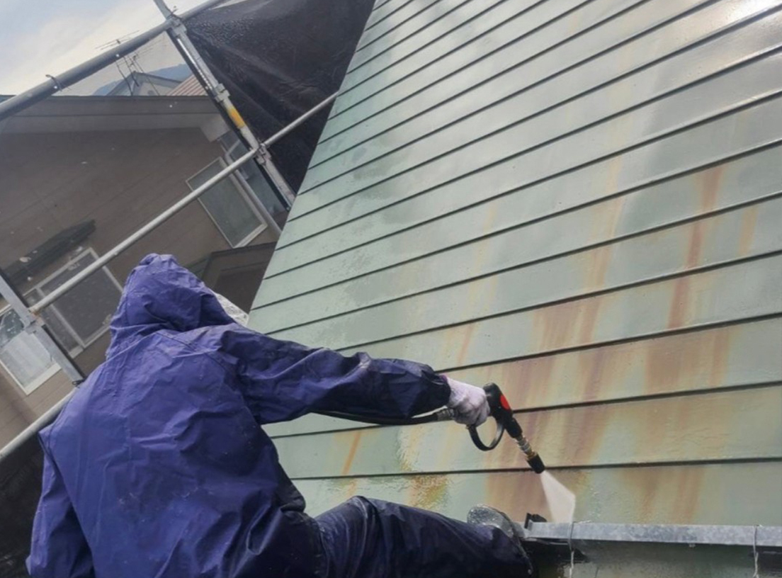 屋根塗装前の高圧洗浄作業
