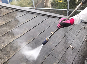 屋根塗装・貫板、板金交換　高圧洗浄の様子