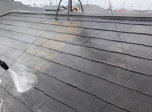 屋根塗装・貫板、板金交換　高圧洗浄の様子