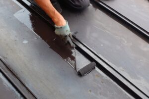 屋根塗装は本当に必要？定期的なメンテナスで雨漏りを未然に防止