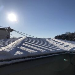 雪が積もった金属屋根