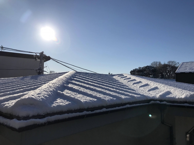 雪が積もった金属屋根