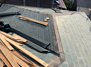 貫板交換・屋根防水塗装工事　既存の貫板撤去