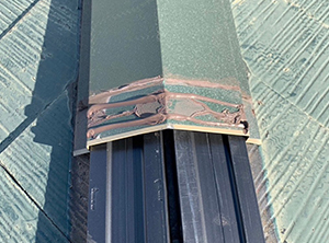 貫板交換・屋根防水塗装工事　既存板金取り付け・シーリング