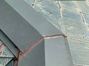 貫板交換・屋根防水塗装工事　既存板金取り付け・シーリング