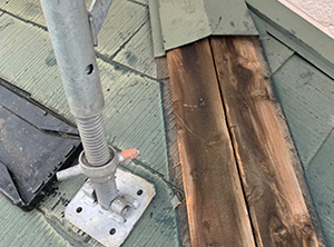 貫板交換・屋根防水塗装工事　下屋根既存板金取り外し