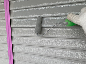 外壁塗装・ベランダの防水工事　雨戸塗装作業
