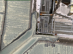 貫板交換・屋根防水塗装工事　下屋根板谷部分折り込み