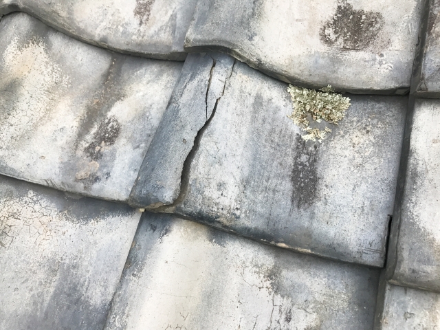 凍害による瓦屋根の劣化イメージ