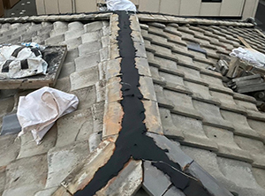瓦屋根の積み直し・ラバーロック工事　黒南蛮漆喰で詰め直し工事