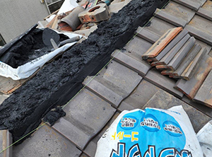 千葉市中央区の瓦屋根棟積み直しとラバーロック工事　漆喰詰め直しの様子