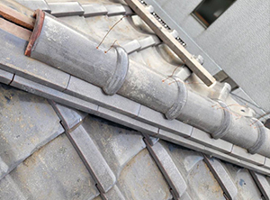 千葉市中央区の瓦屋根棟積み直しとラバーロック工事　冠瓦設置