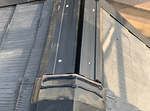 木更津市の貫板交換工事・屋根塗装　下屋根施工中の様子