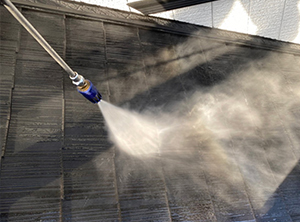 木更津市の貫板交換工事・屋根塗装　高圧洗浄の様子