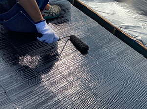 木更津市の貫板交換工事・屋根塗装　上塗りの様子