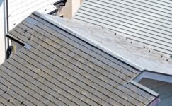 劣化したスレート屋根の棟板金イメージ