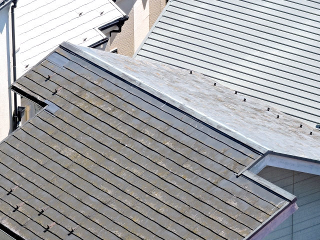 劣化したスレート屋根の棟板金イメージ