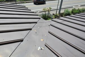 トタン屋根は葺き替え工事かカバー工法どちらがよい？選ぶ時のポイントについて