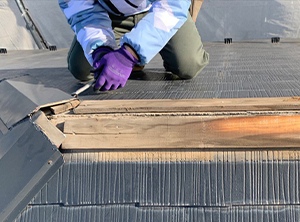 鎌ヶ谷市のカバー工法と外壁塗装　既存板金・貫板撤去