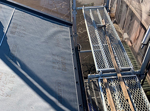 富里市の屋根の葺き替え工事　水切り板金設置