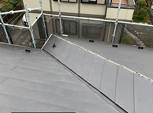 袖ヶ浦市の屋根重ね葺き工事　ガルテクト施工の様子