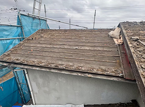 君津市で屋根葺き替え工事　既存の瓦とガラの撤去