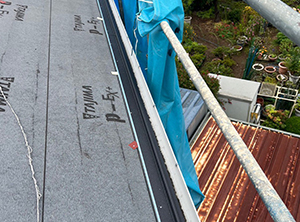 羽生市でカバー工法（屋根重ね葺き）の屋根修理　軒先水切り板金・谷板金新設