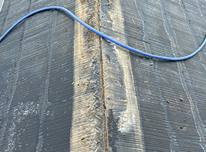 茂原市でカバー工法による屋根修理　既存棟板金・貫板撤去