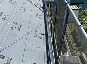 茂原市でカバー工法による屋根修理　軒先水切り板金設置