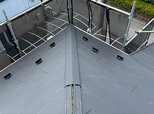 茂原市でカバー工法による屋根修理　棟板金新設
