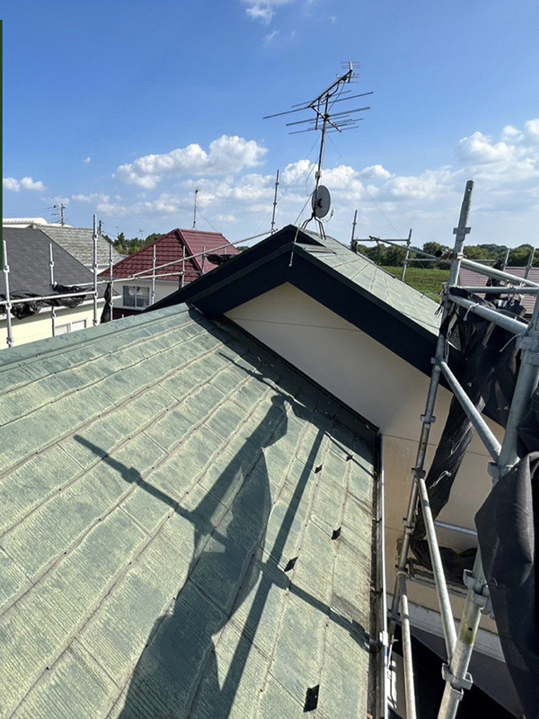 野田市でカバー工法による屋根修理と破風板金新設工事の施工前写真