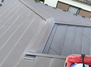 鳩山町で貫板・下屋根棟板金交換工事　施工前写真