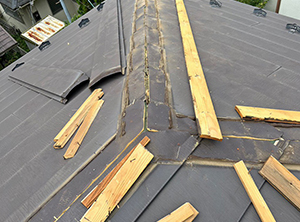 鳩山町で貫板・下屋根棟板金交換工事　既存貫板撤去